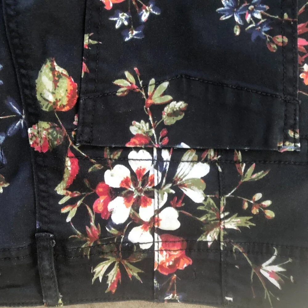 Pilcro Anthropologie Demilune Boot Floral Pants Sz 26 Black Multicolor MidRise - Picture 2 of 7